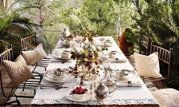 En esta mesa, con mantel blanco, todo está orquestado para crear un conjunto en armonía y elegante. Los detalles ponen la nota más sofisticada. De Zara Home.
