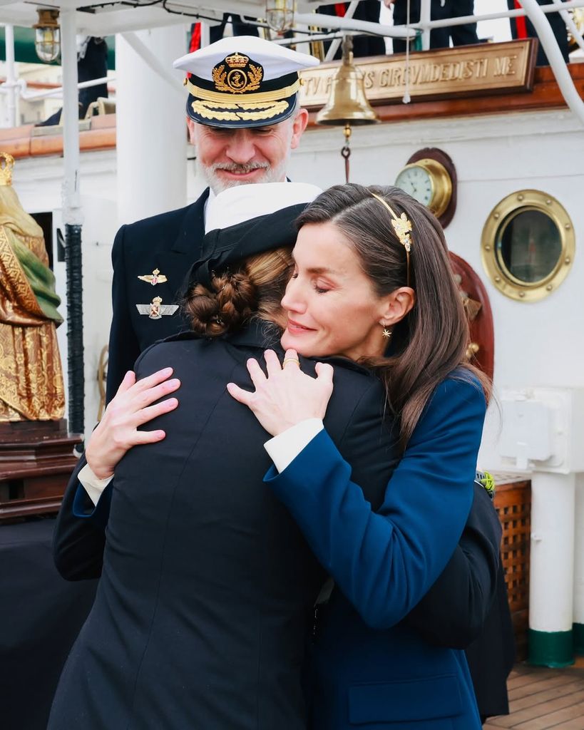 Los reyes y la princesa Leonor en la salida de Elcano