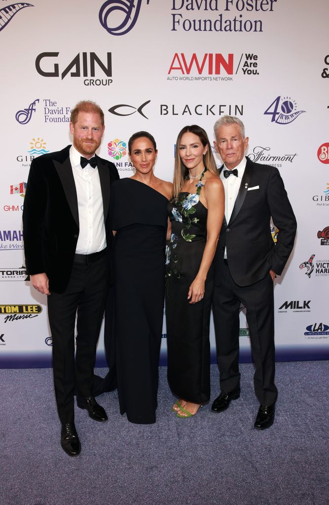 Meghan Markle reaparece junto al príncipe Harry en Canadá con un vestido azul noche y los pendientes de Lady Di