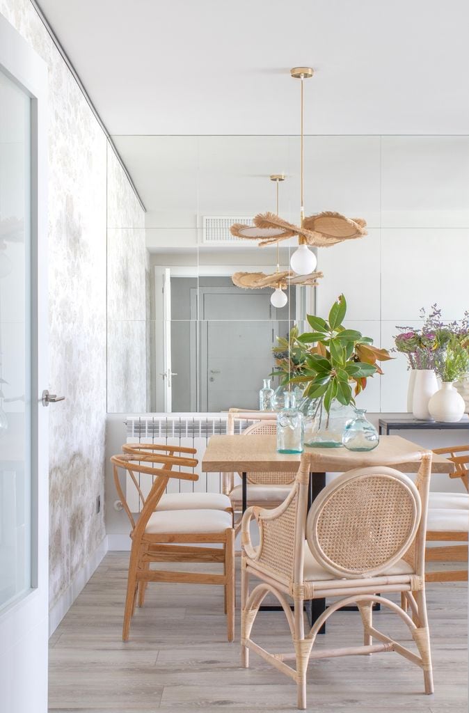 Comedor muy cálido con piezas de fibras o madera