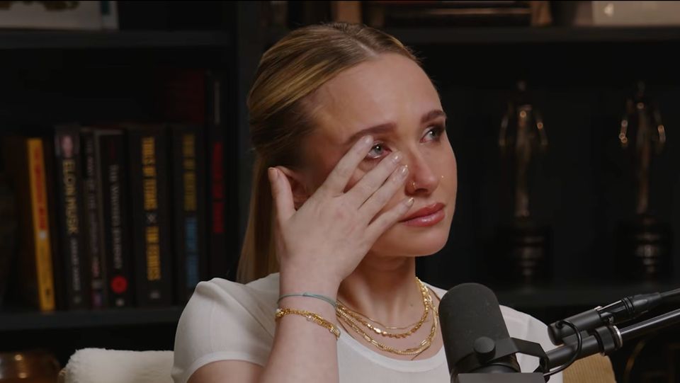 Hayden emocionada en una entrevista