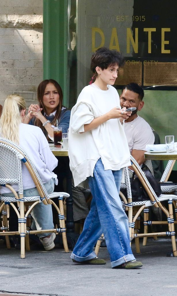 Oskar reafirmó su estilo relajado en su reciente salida con su mamá.