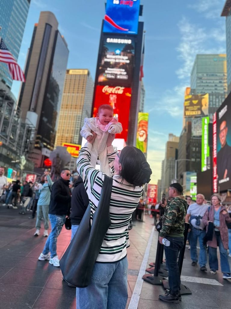 Ana Brenda Contreras y Aria en Times Square.