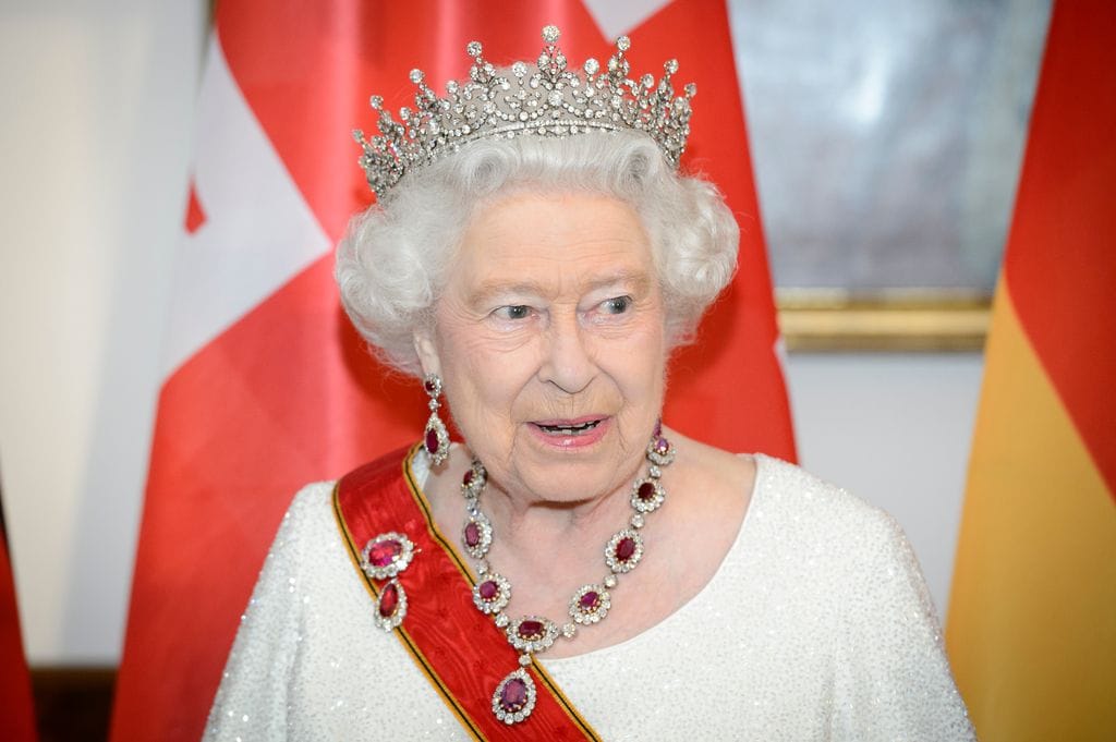 La reina Isabel con la taiara de la Niñas de Gran Bretaña e Irlanda
