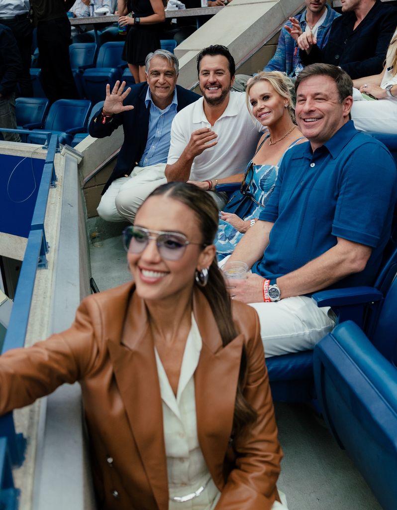 Jessica se mostró muy feliz de asistir a la final junto a su padre y buenos amigos.