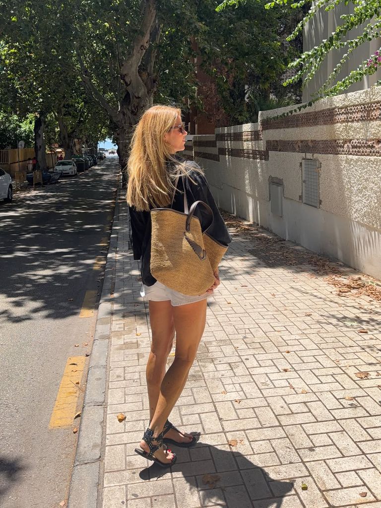 Amelia Bono con look de verano en sus vacaciones en Marbella, 2026.
