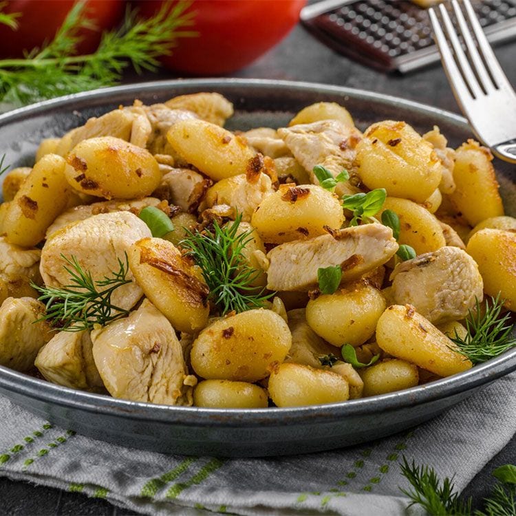 'Gnocchis' con pollo al curry y piñones
