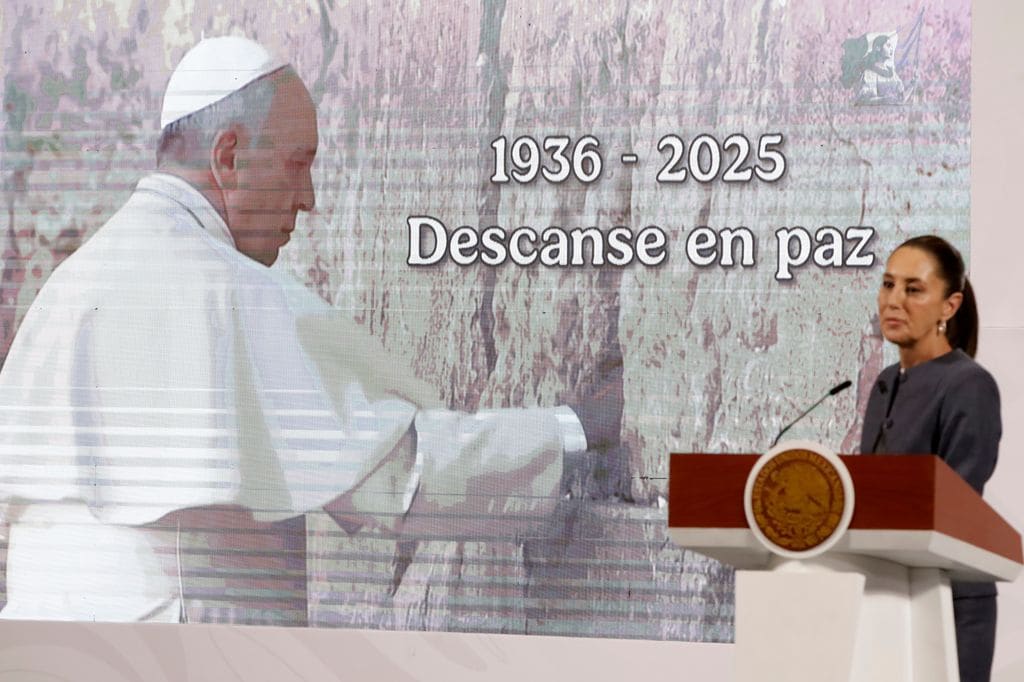Claudia Sheinbaum lamentó la muerte del Papa Francisco en su 'Mañanera' del 22 de abril