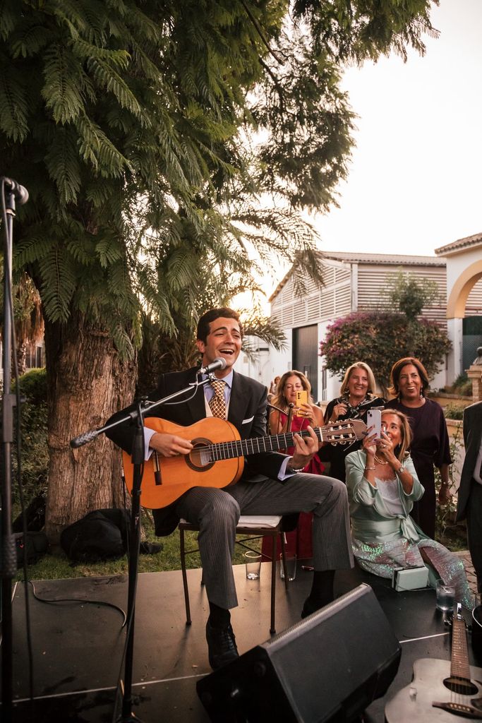 Novio cantando en la boda