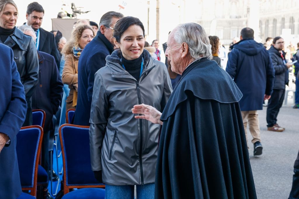La presidenta de la Comunidad de Madrid, antes de tener que abandonar el lugar en ambulancia