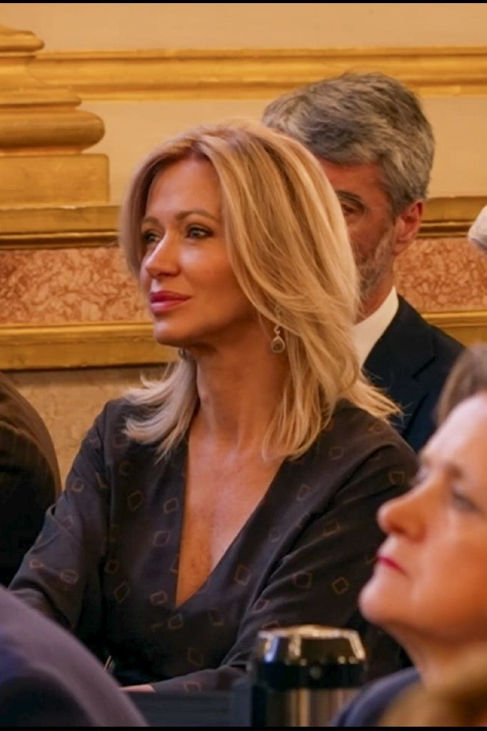 Susanna Griso se decantó por un vestido de color negro y escote en forma de V