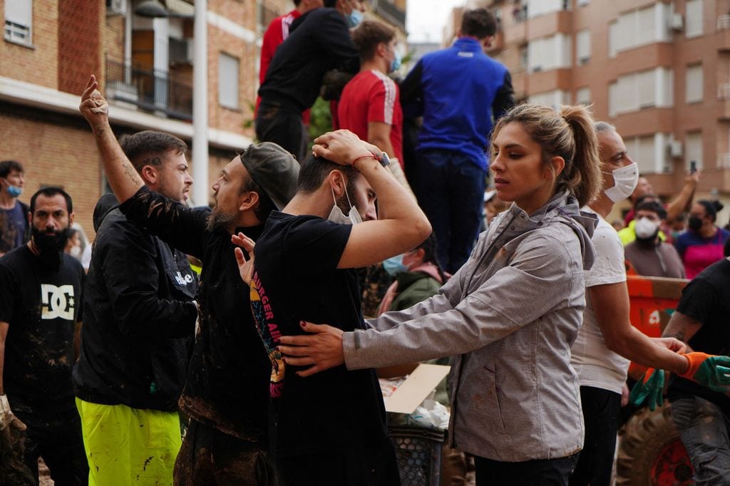 Vecinos de Paiporta protestando en la visita de los reyes a las zonas afectadas