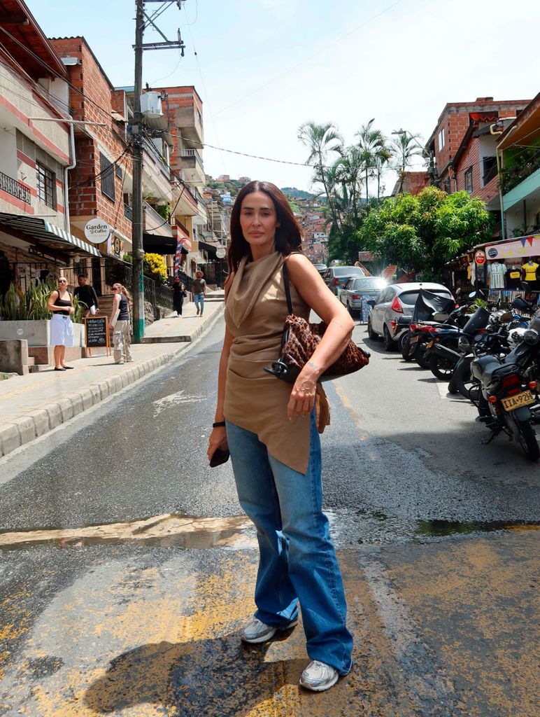 Vicky Martín Berrocal, en Colombia con unos vaqueros holgados y zapatillas deportivas