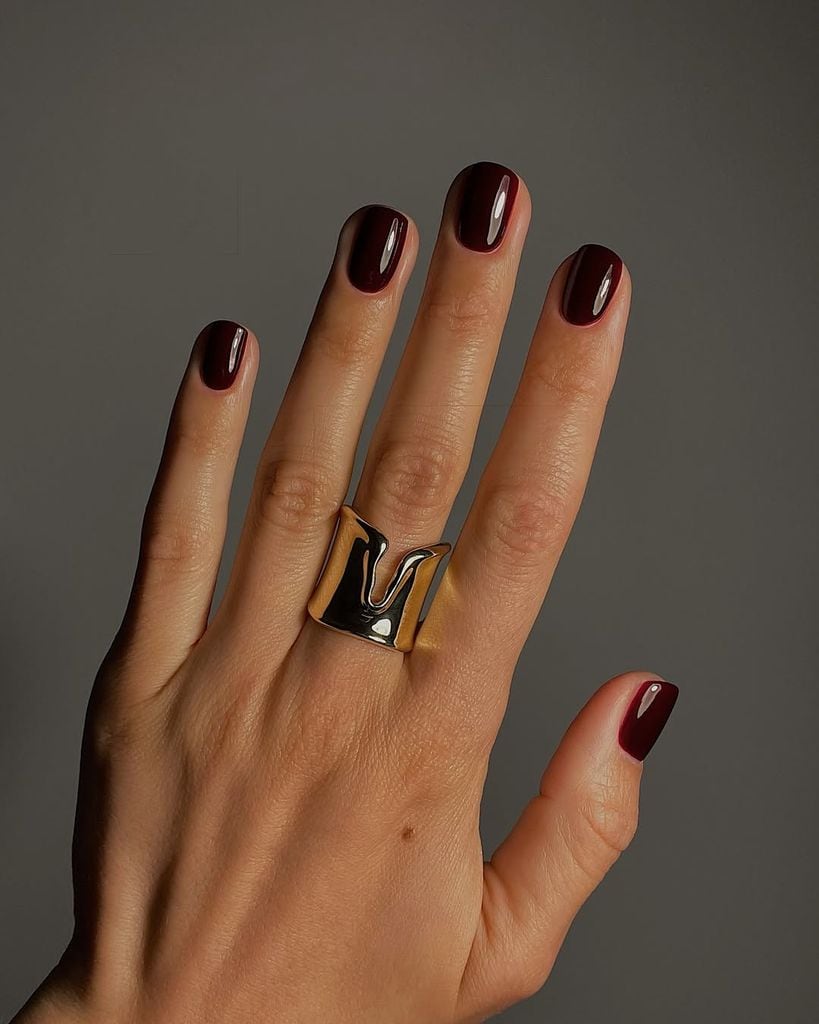 Uñas color cherry oscuro