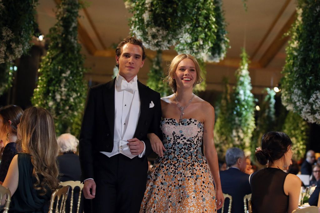 Plano medio de Almudena Lapique con Nicolas Dard del brazo