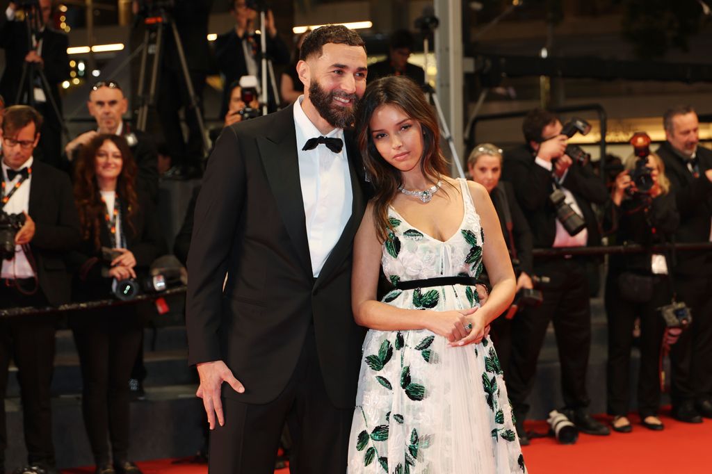 Karim Benzema y Lyna Khoudri hicieron oficial su noviazgo en Cannes.