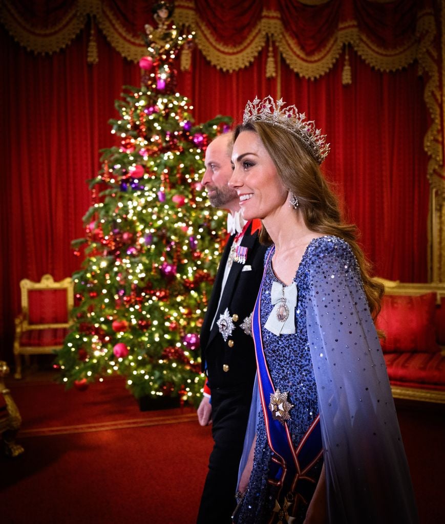 Un gran árbol de Navidad decoró el salón St. George del Castillo de Windsor