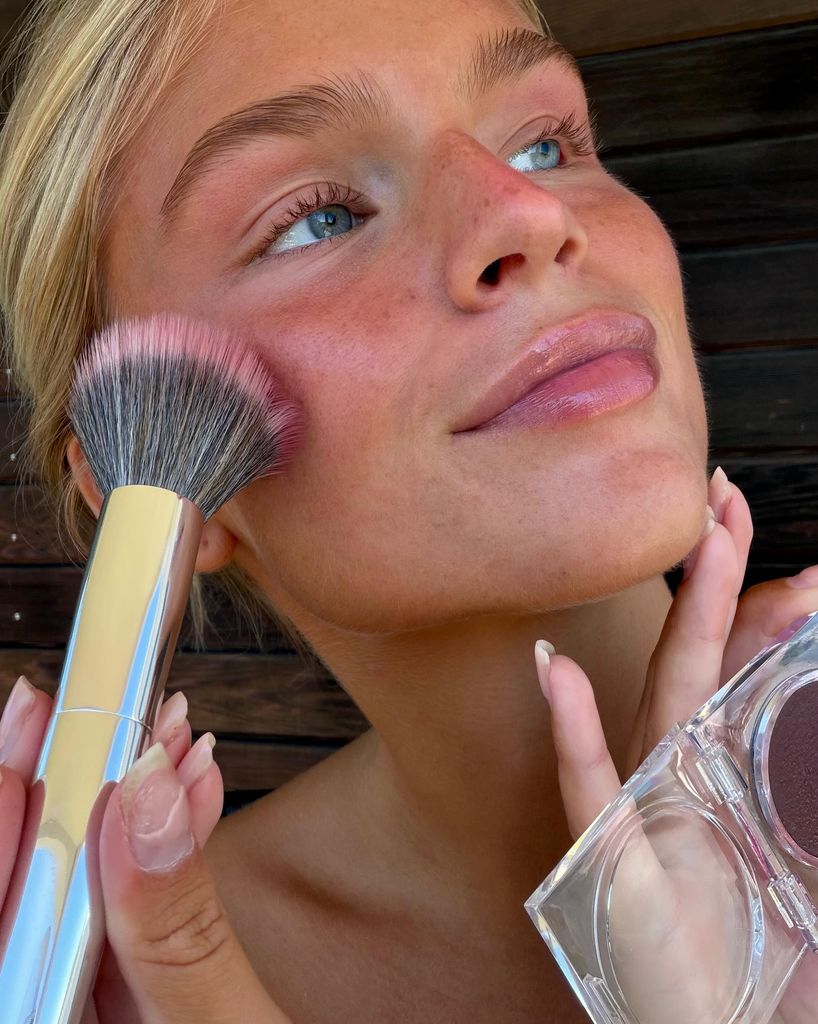 Primer plano de Julie Hem Kristensen con brocha de maquillaje y colorete intenso