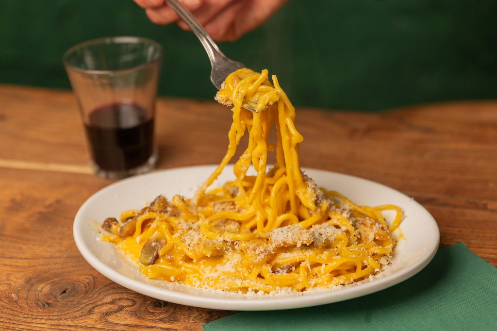 En 'Trattoria Popolare' la pasta a la carbonara es uno de los platos más demandados