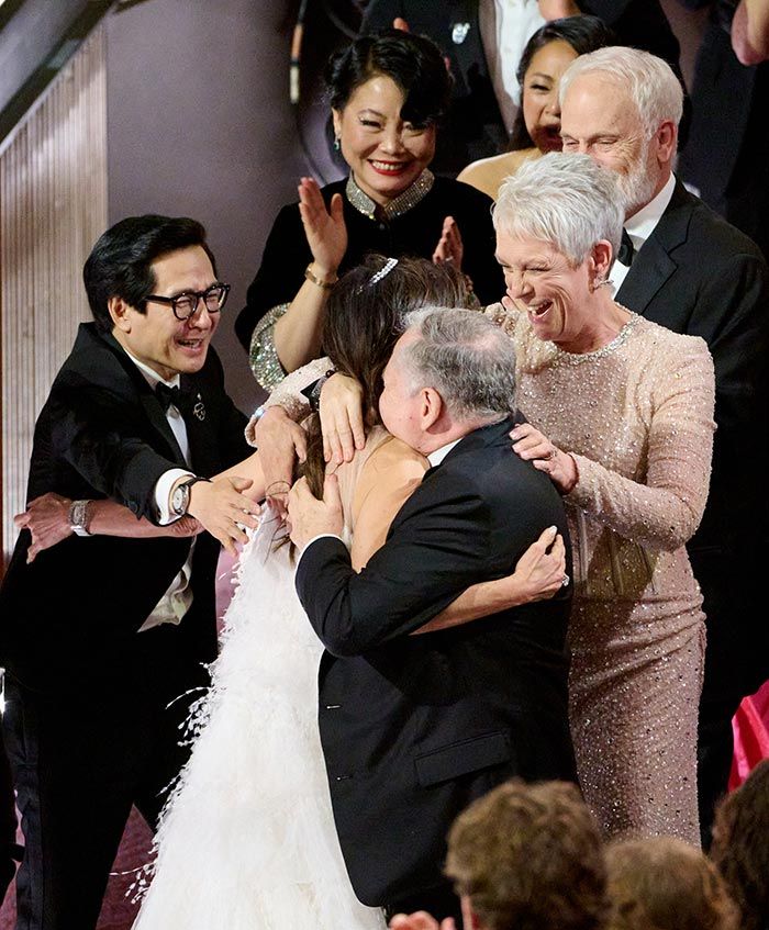 Michelle Yeoh celebra el triunfo junto a su pareja