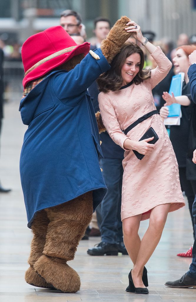 "LONDRES, INGLATERRA - 16 DE OCTUBRE: El oso Paddington, el príncipe Harry, Catalina, duquesa de Cambridge y el príncipe William, duque de Cambridge, asisten al evento del Foro de Caridades a bordo del tren Belmond British Pullman en la estación de Paddington el 16 de octubre de 2017 en Londres, Inglaterra. (Foto de Samir Hussein/WireImage)"