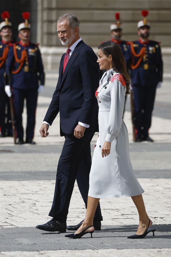 La reina Letizia ha vuelto a confiar en uno de sus diseños más icónicos, este vestido gris de Pertegaz con flores bordadas, para su primer encuentro con los Macron en el marco de la visita de Estado de los franceses a España