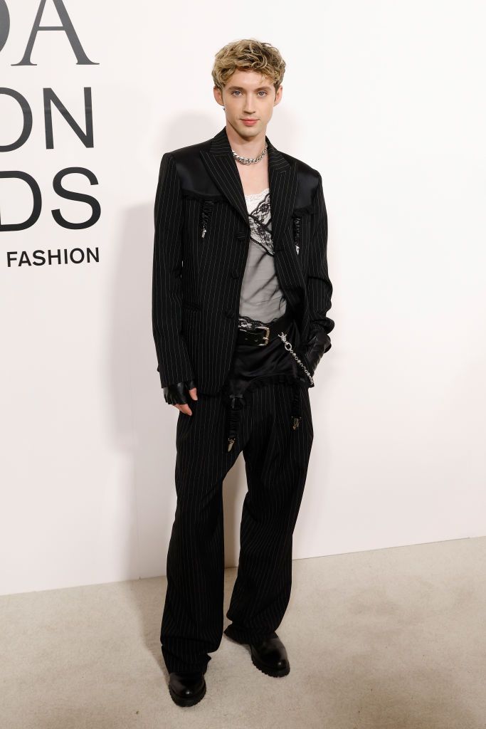 Plano entero de Troye Sivan en los CFDA Awards 2024