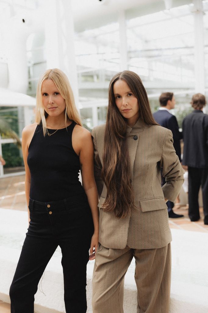 Helena y Lucía Cuesta en el desfile de Simorra durante la Semana de la Moda de Madrid.