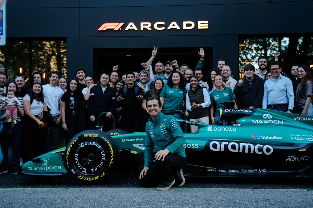 Pedro De la Rosa con el Aston Martin de Fernando Alonso