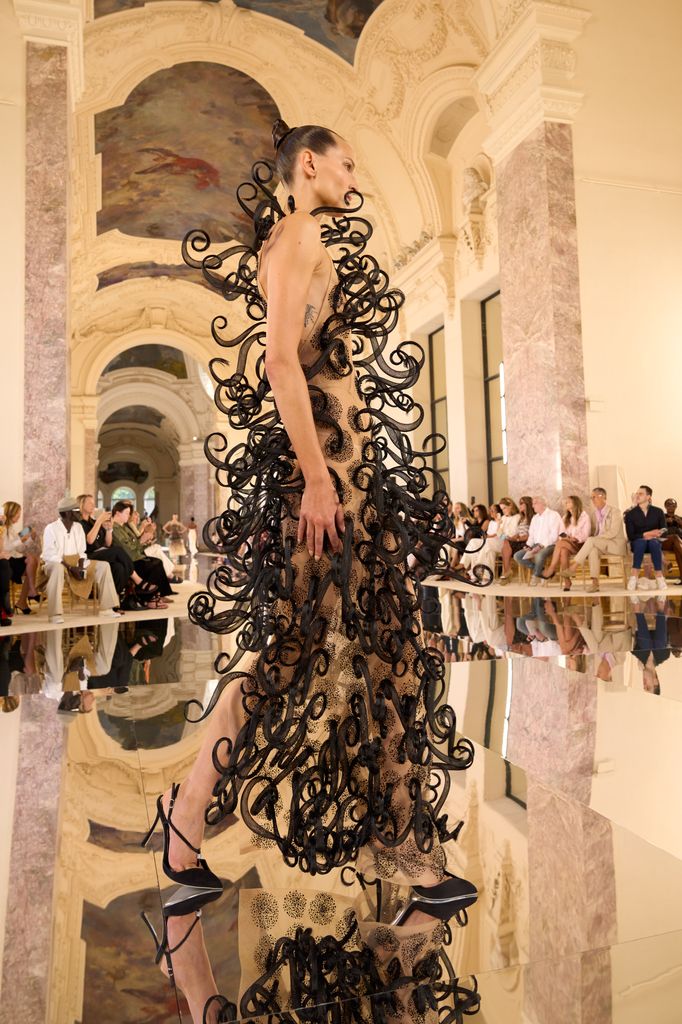 Tras reconciliarse con Taylor Swift para su boda, Karlie Kloss aterriza en París y desfila para la Alta Costura de Schiaparelli