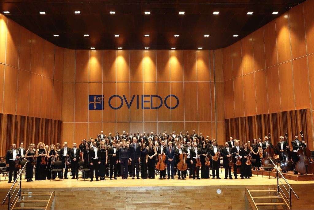 Saludo de los Reyes, la Princesa de Asturias y la Infanta Sofía a la Orquesta Oviedo Filarmonía (OFIL), al Coro de la Fundación Princesa de Asturias, y al director de la orquesta, Lucas Macías, tras el XXXIII Concierto