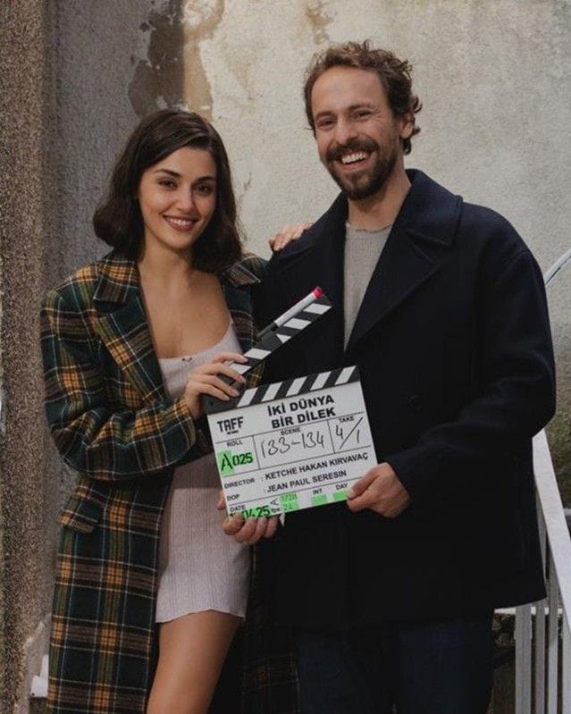 'İkı Dünya Bir Dilek' marca un antes y un después en la carrera de Hande Erçel ya que se estrena como escritora de la historia que protagoniza