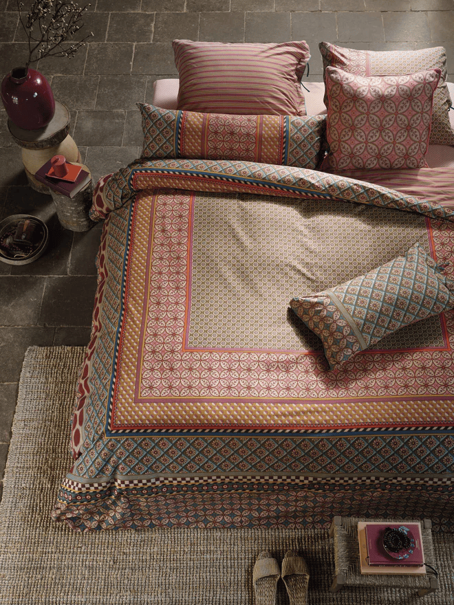 Cama con colcha estampada