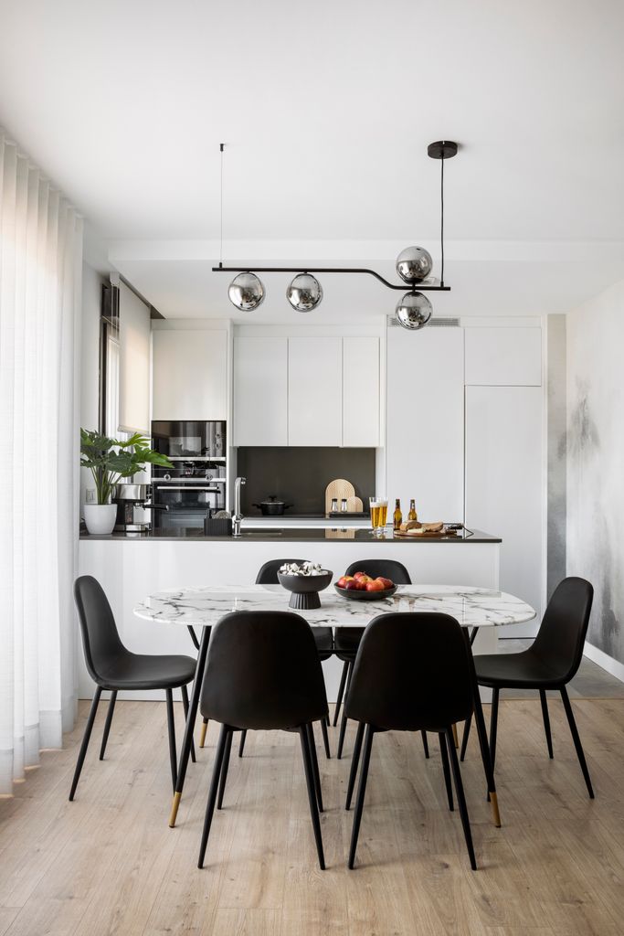 Cocina blanca con módulos en columna y península