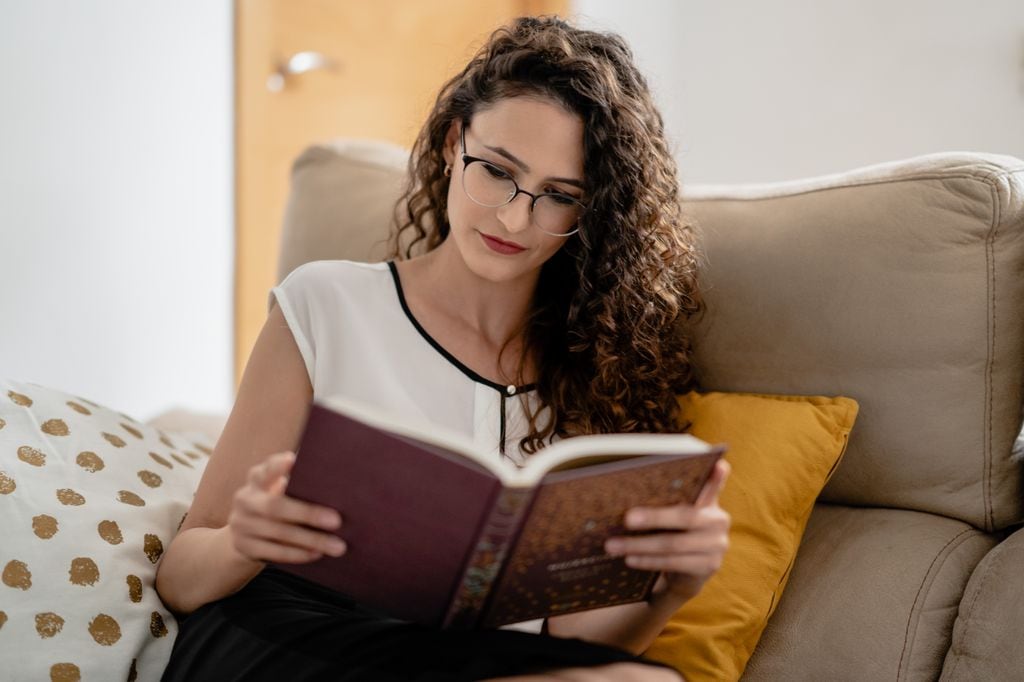 Mujer leyendo un libro