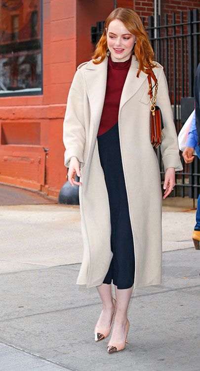 Emma Stone con abrigo blanco