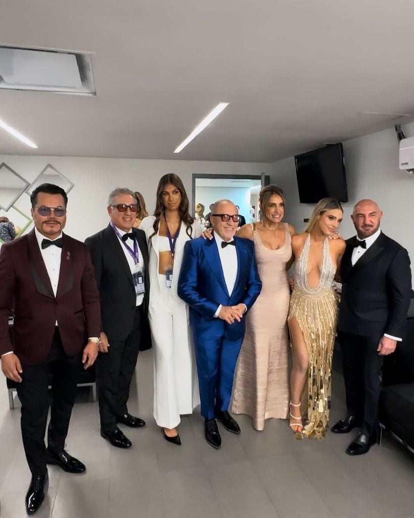 Lina Luaces y Lili Estefan posaron con algunos miembros del jurado de Miss Universe 2024