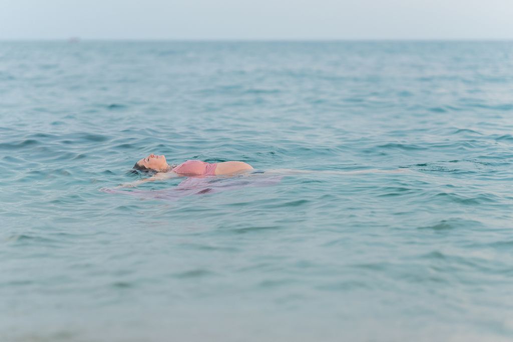Embarazada bañándose en el mar