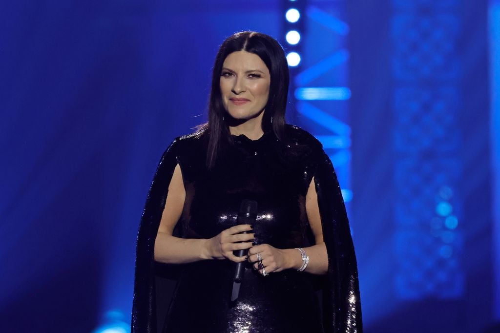 Laura Pausini habla en el escenario durante la 24ª edición de los Premios Grammy Latinos, el 16 de noviembre de 2023, en Sevilla, España.