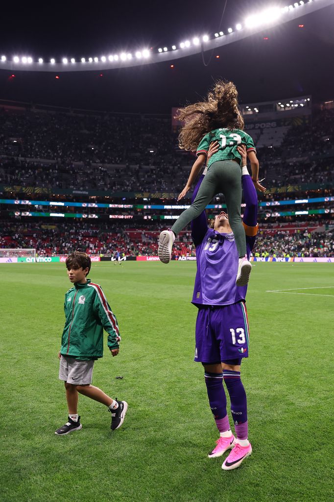 Guillermo Ochoa estaba feliz por este triunfo, pero nada se iguala con la alegría de la familia