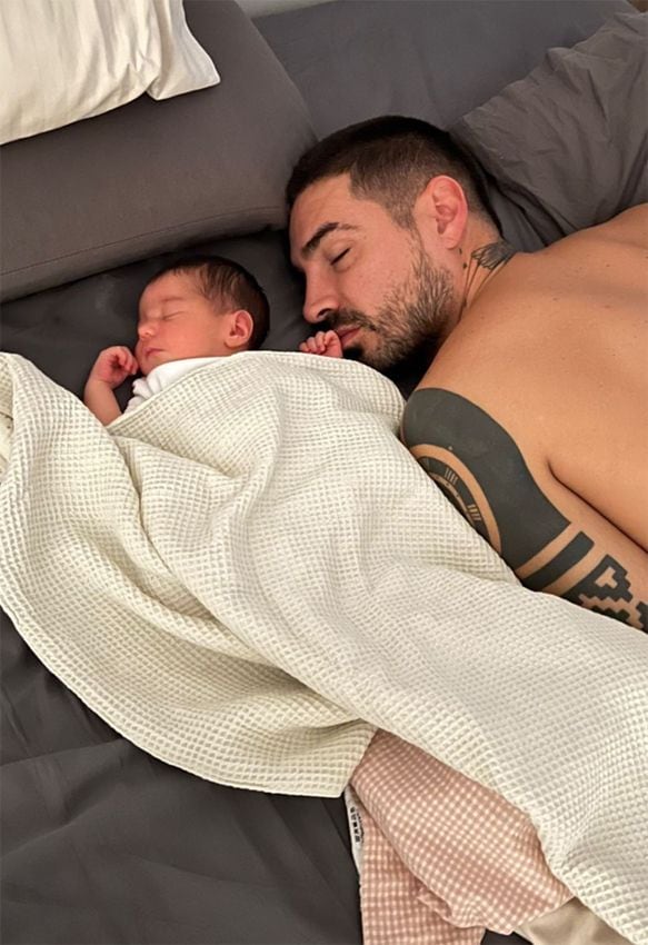 Fabio Colloricchio durmiendo con su bebé