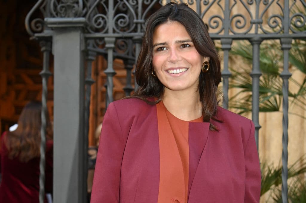 Tana Rivera también apostó por el burdeos