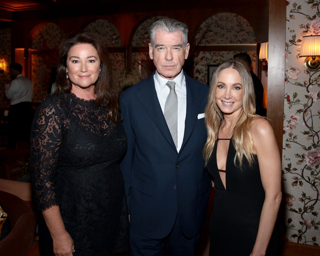 Pierce Brosnan y su mujer, Keely Shaye Smith, en la premiere de 'MobLand'