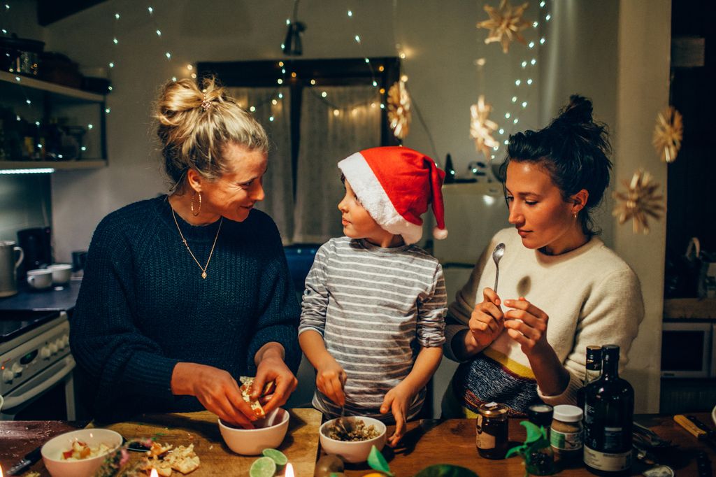 Hermanas cocinando en Navidad junto a un niño