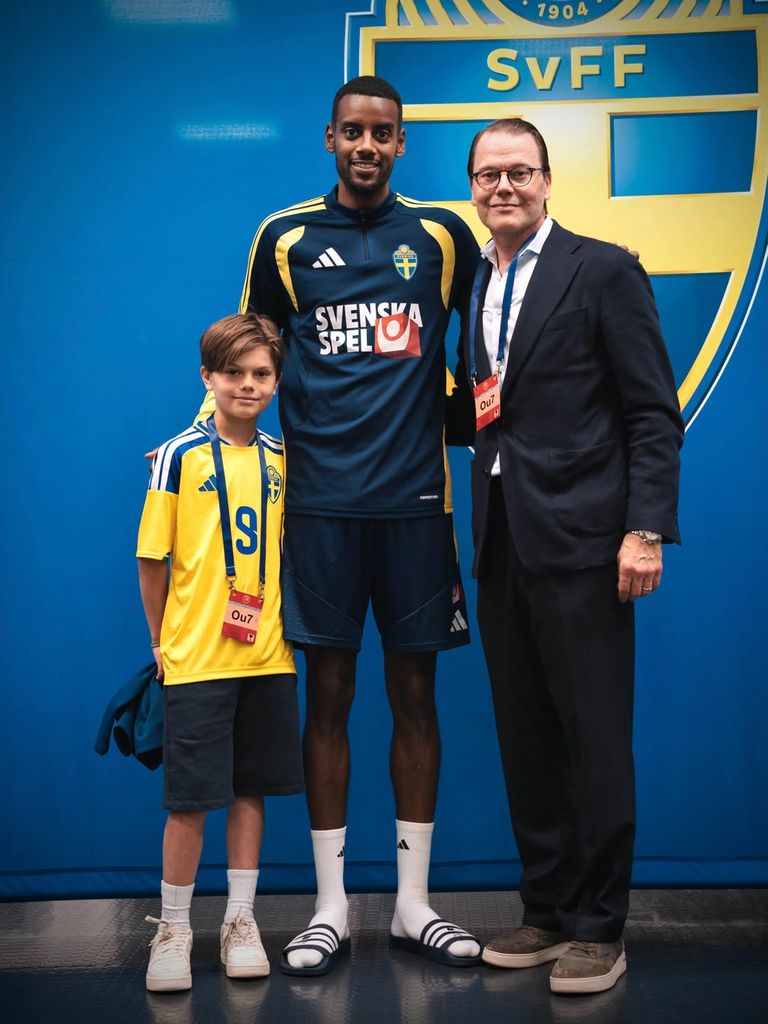 El príncipe Daniel y Óscar junto al jugador Alexander Isak