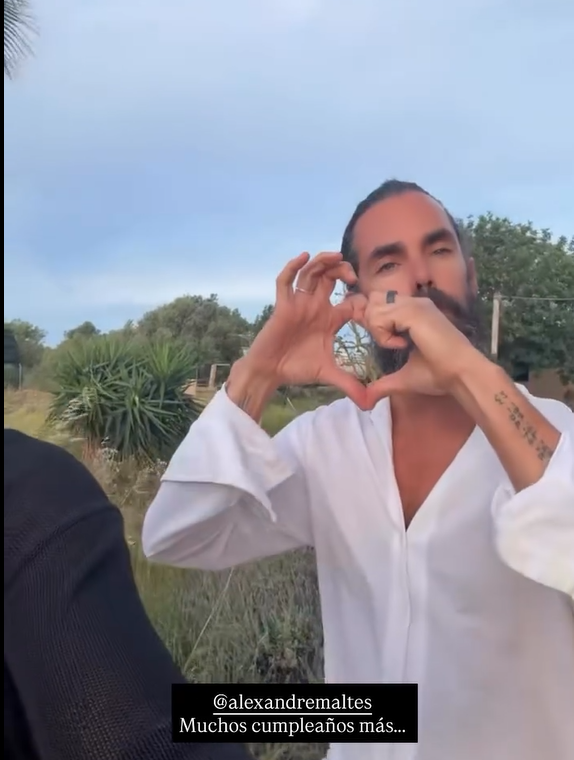 Miguel le responde haciendo un corazón