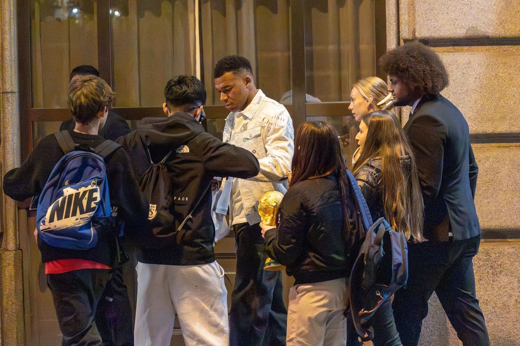 Kylian Mbappé y Ester Expósito fueron abordados por un grupo de fans.
