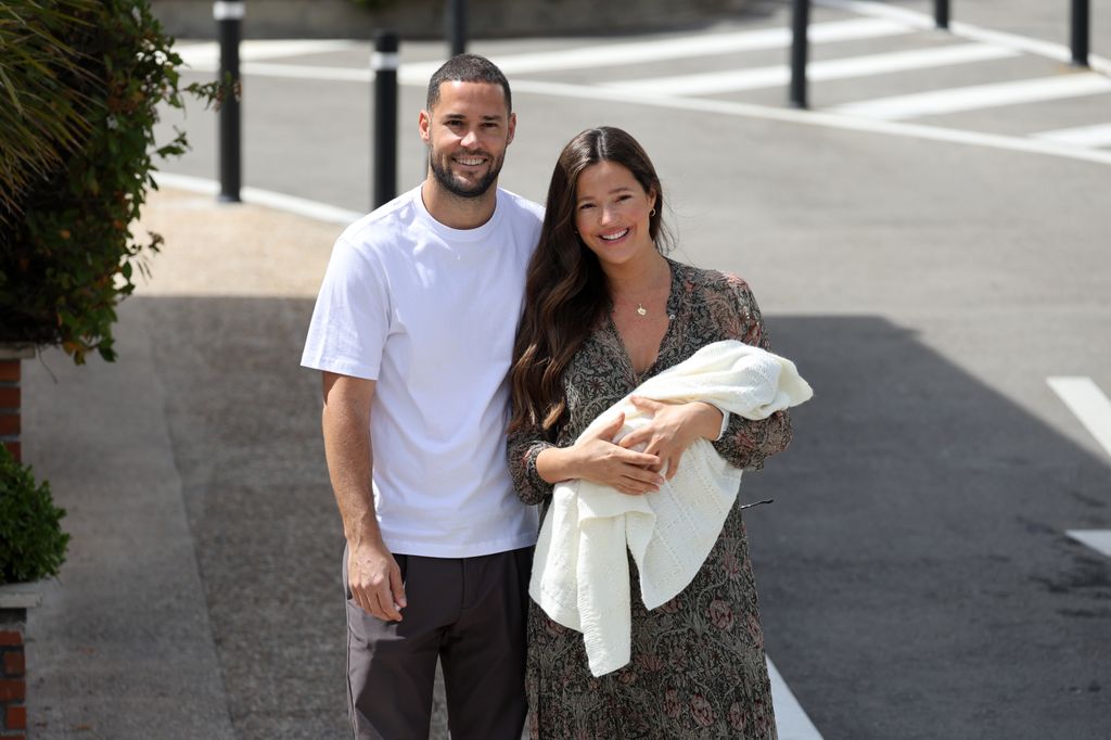 Mario Suárez y Malena Costa salen del hospital con su hija Matilda