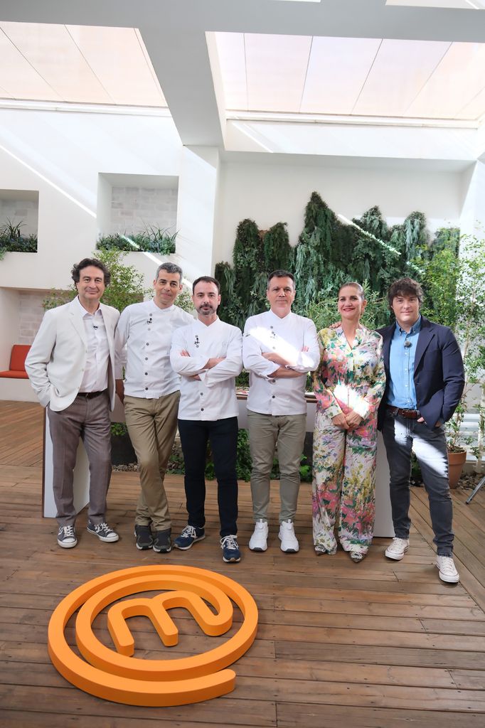 Los jueces de MasterChef, junto con los chefs del restaurante barcelonés 'Disfrutar', donde se desarrollará la prueba de exteriores