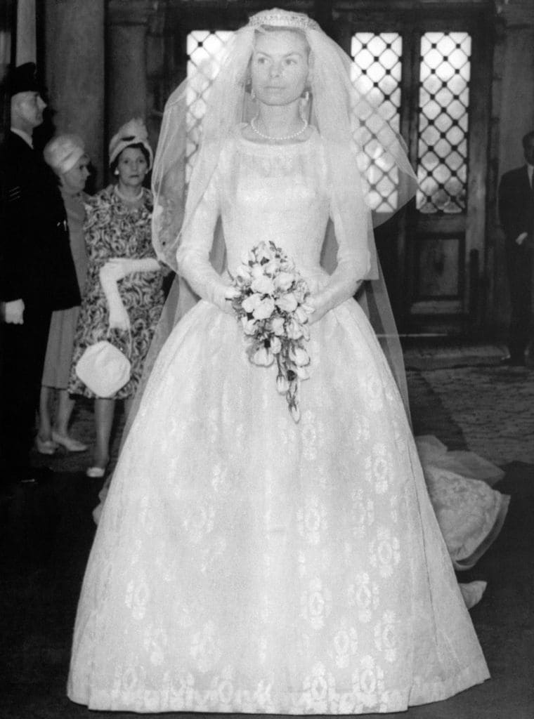 Katharine Worsley, quien más tarde se convertiría en la duquesa de Kent, fotografiada dejando su hogar el 8 de junio de 1961, para dirigirse a su boda.